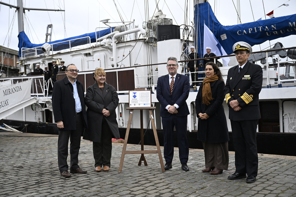 Autoridades posan para foto junto a placa