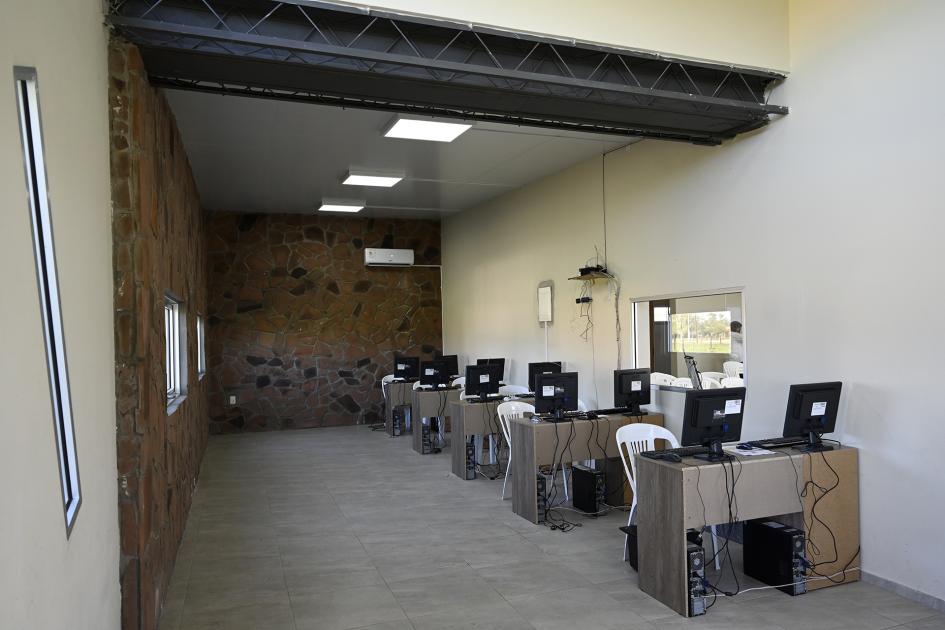 Sala de computación en el CCN de Baltasar Brum.
