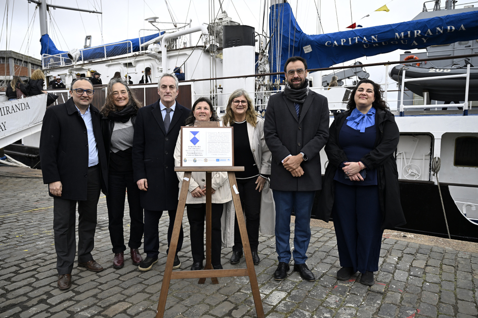 Director general junto al equipo de la Dirección de Cooperación Internacional y Proyectos 
