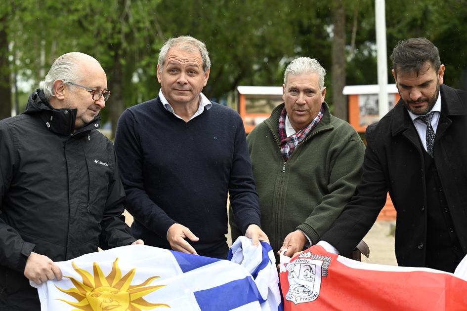 El momento previo al descubrimiento de las placas conmemorativas.