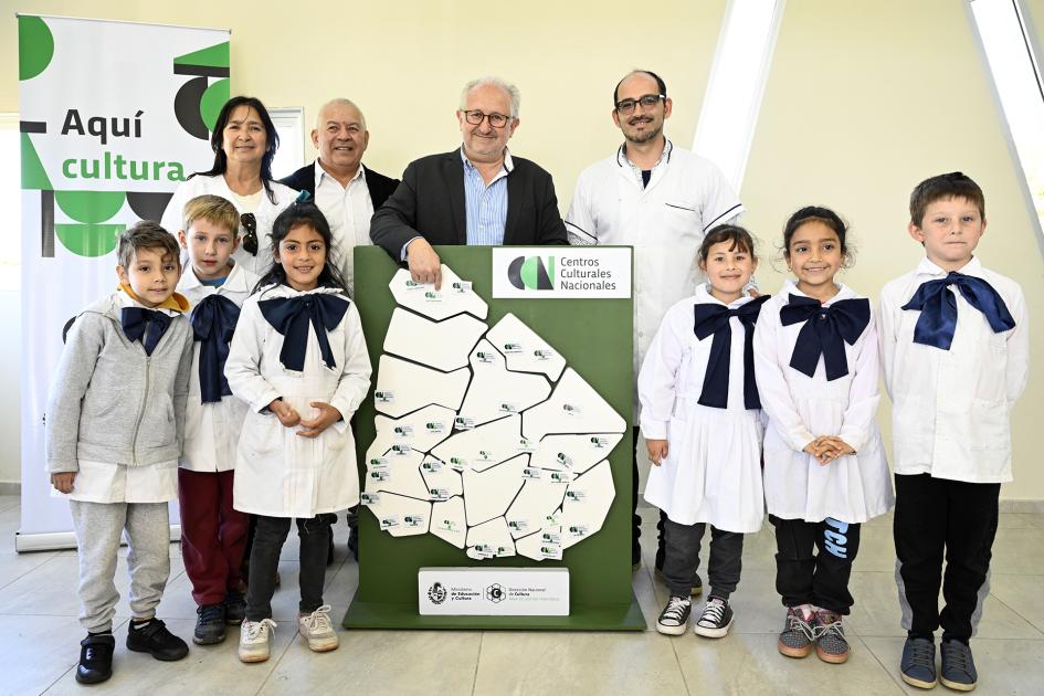 Alumnos de la escuela N.° 77 de Baltsar Brumo posan junto al ministro y el mapa de CCN.