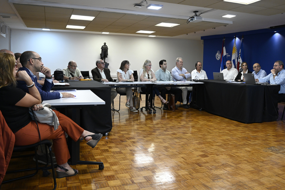 Personas reunidas en mesa.