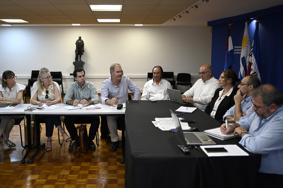 Personas reunidas en mesa.