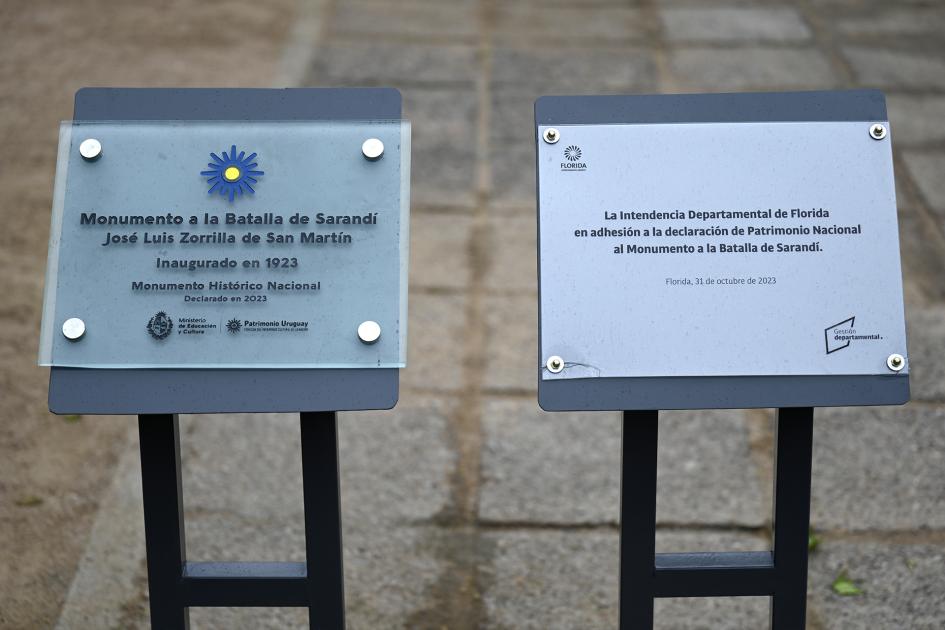 Placas conmemorativas frente al monumento en Plaza Gallinal, Sarandí Grande.