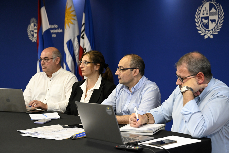 Autoridades en mesa.