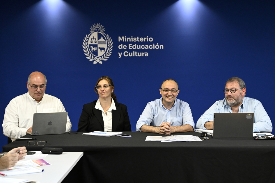 Autoridades en mesa.