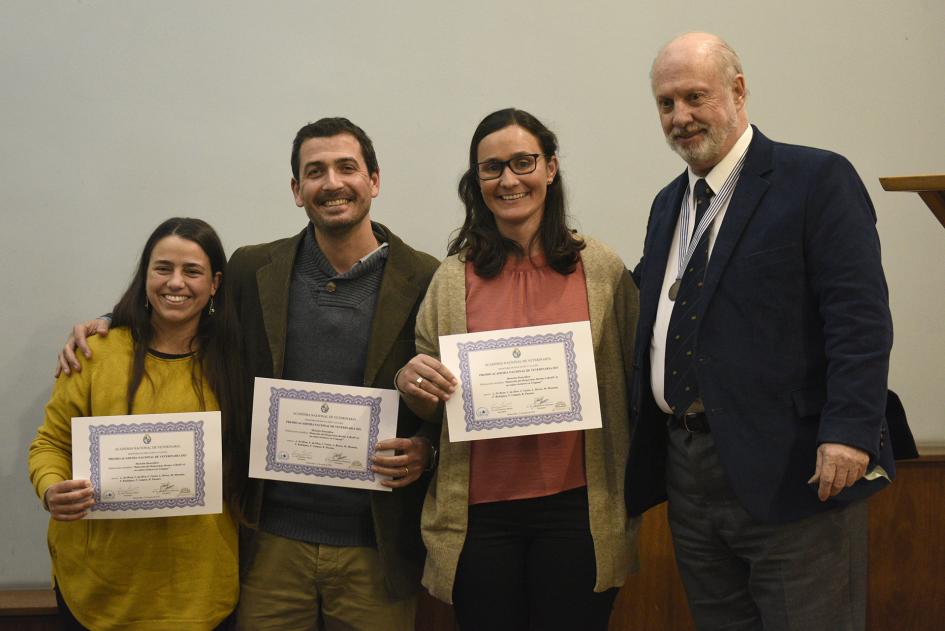 Personas sosteniendo diplomas.