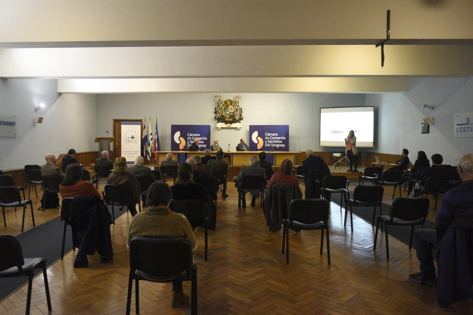 Público sentado en la sala.