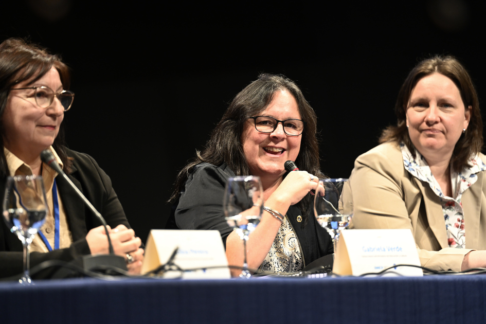 Autoridades en mesa.