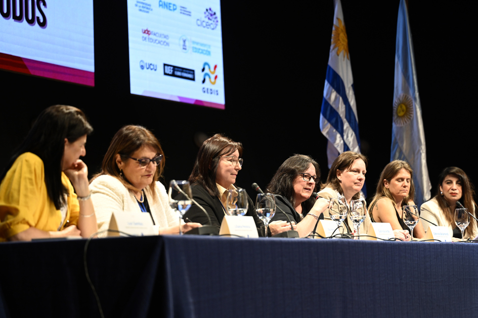 Autoridades en mesa.