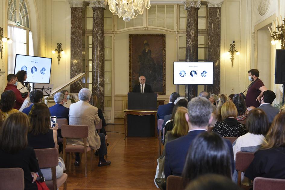 Sala general con los invitados sentados y al fondo el ministro del MEC dando su discurso