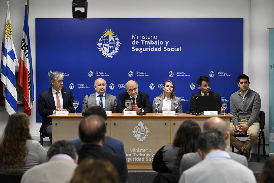 Personas en sala del MTSS donde se realizó la conferencia.