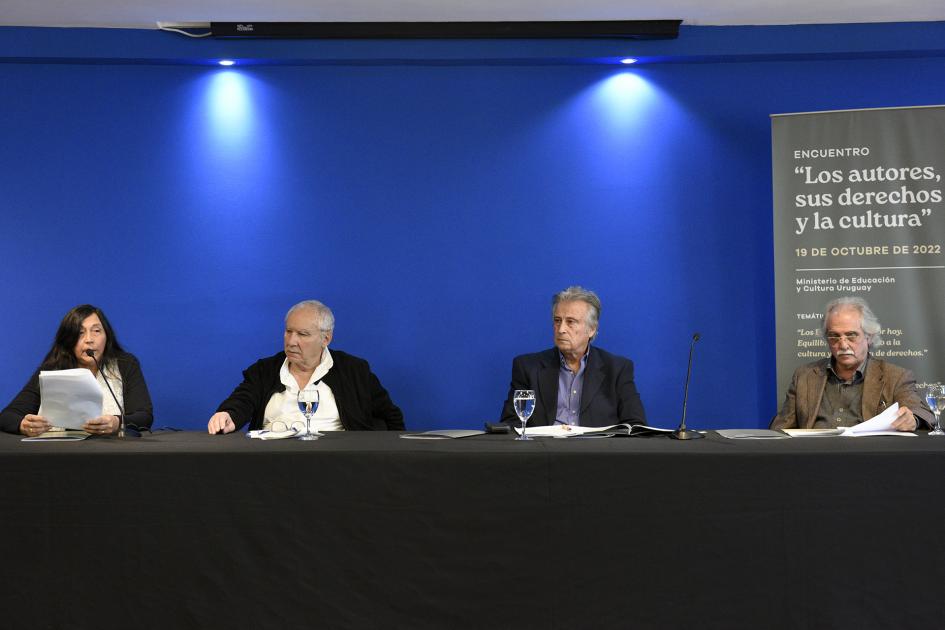 Alicia Guglielmo, Ronald Pais, Pablo Vierci (moderador) e Ignacio Martínez.