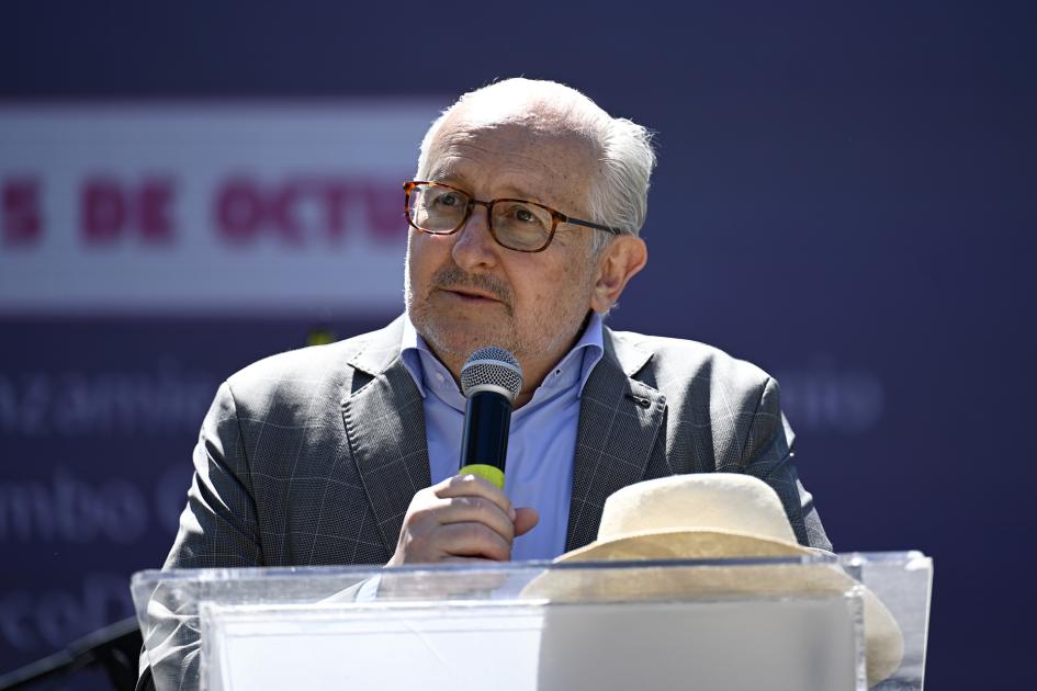 Ministro hablando.