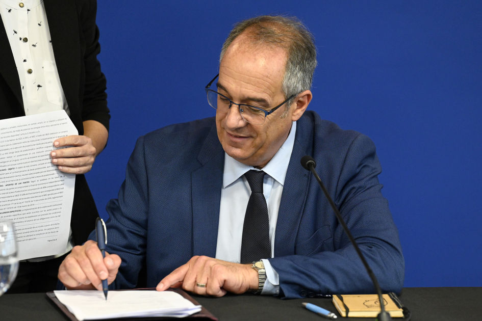 Ministro Mahía firmando el convenio MEC - ANII