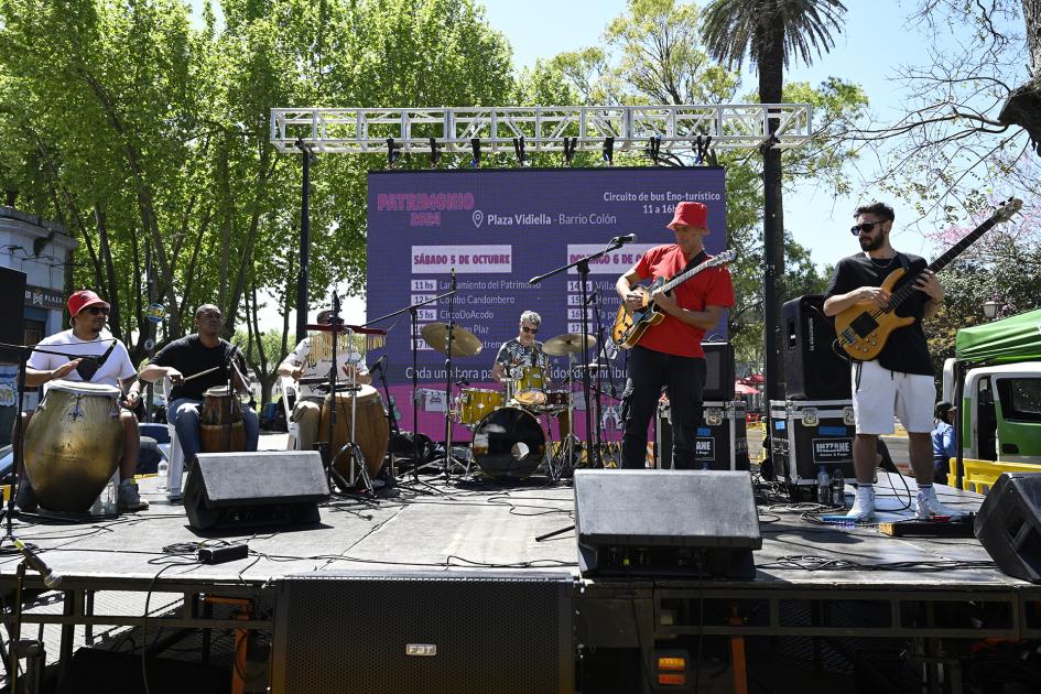 Músicos en escenario.
