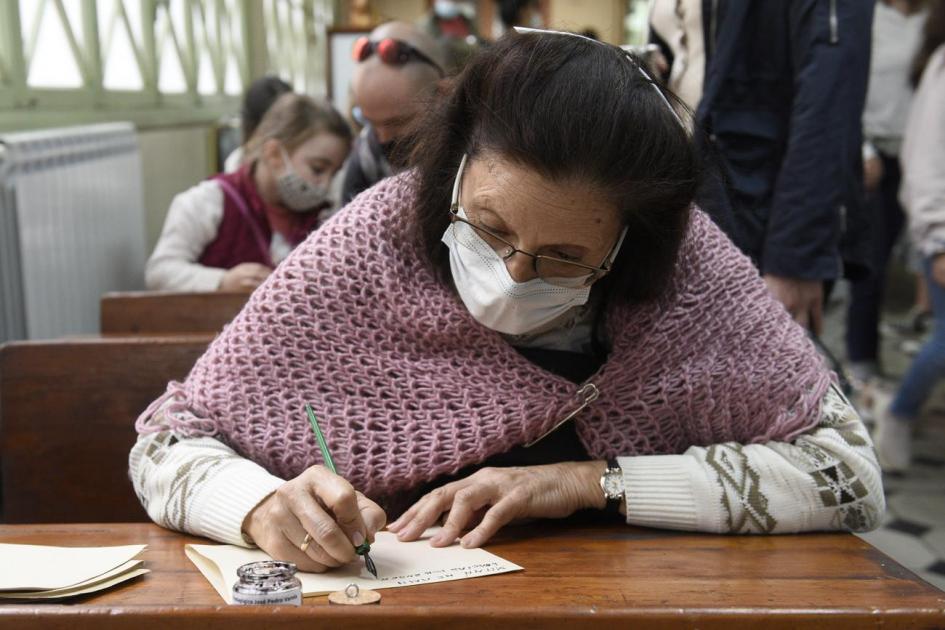 Personas escribiendo