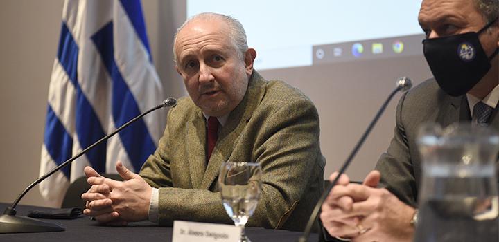 El ministro de Educación y Cultura, Pablo da Silveira, dando su discurso