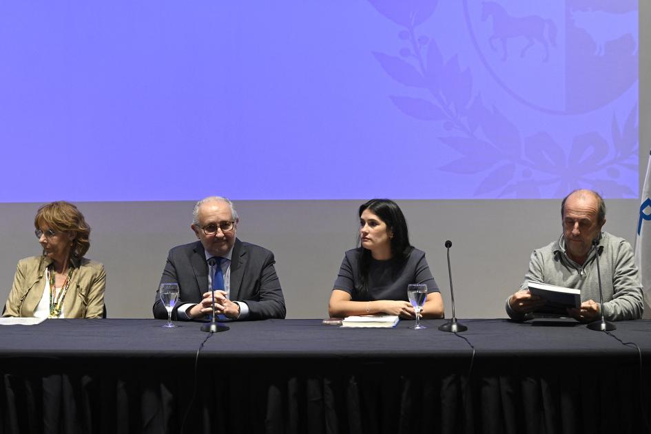 Rosanna Dellazoppa, Pablo da Silveira, Virginia Cáceres y Esteban Carriquiry.