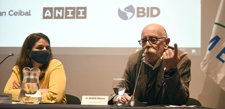 Ximena Camaño y Rodolfo Silveira dando su discurso en la mesa