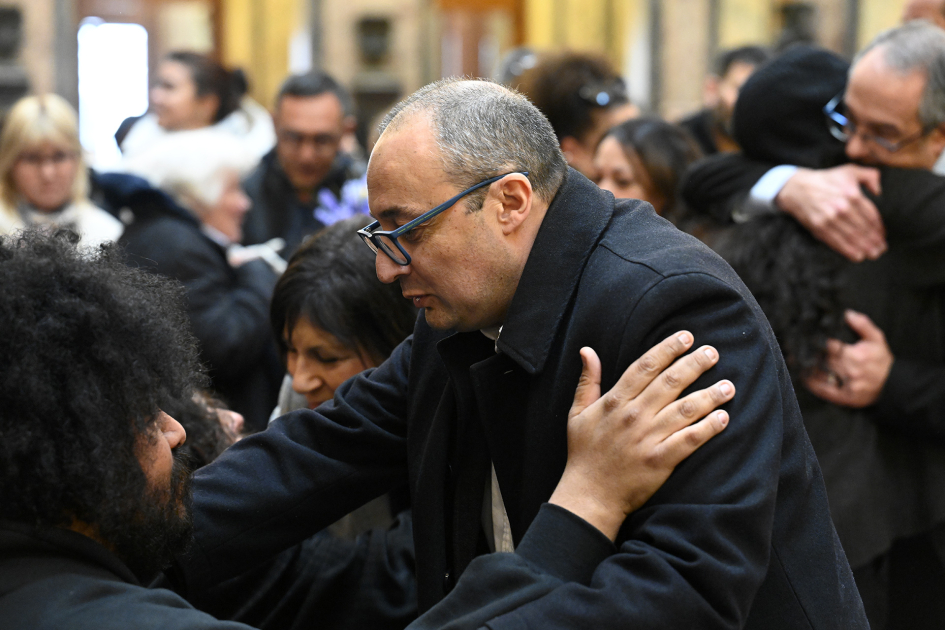 Ministro saludando al hijo de Ruben Rada