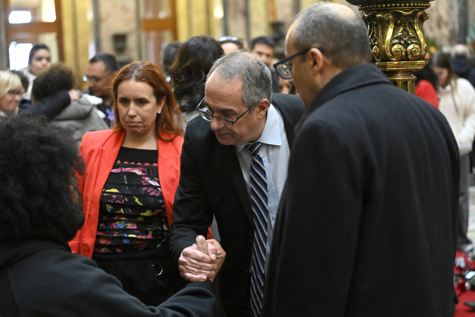 Ministro Mahía le da la mano al hijo de Ruben Rada