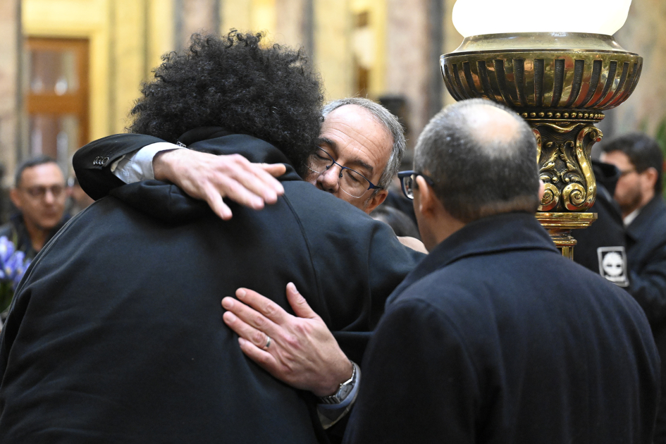 Ministro Mahía abraza al hijo de Ruben Rada