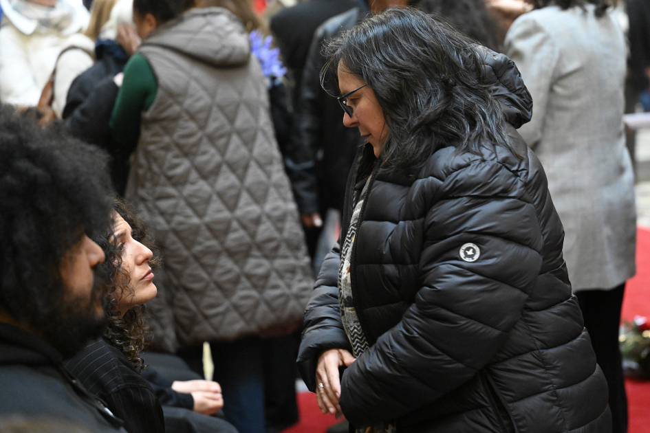 Subsecretaria conversando con personas