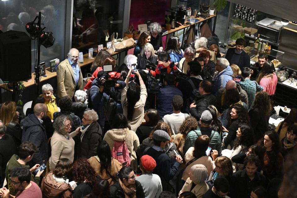 Público rodeando a Ida Vitale en el festejo de Cinemateca.