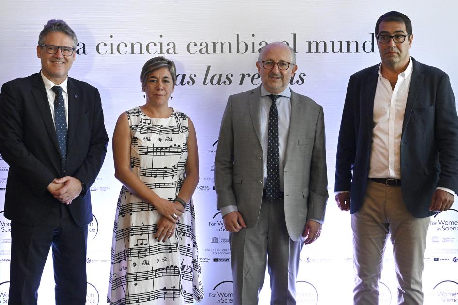 Entrega del Premio L'Oréal-UNESCO "Por las Mujeres en la Ciencia" a Daiana Mir.