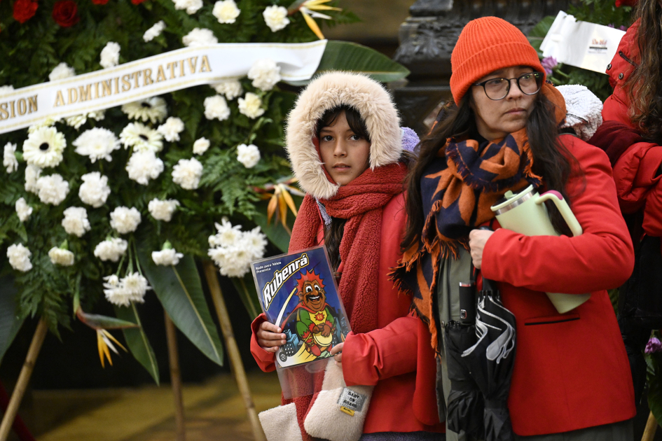 Mujer y niña durante el velatorio