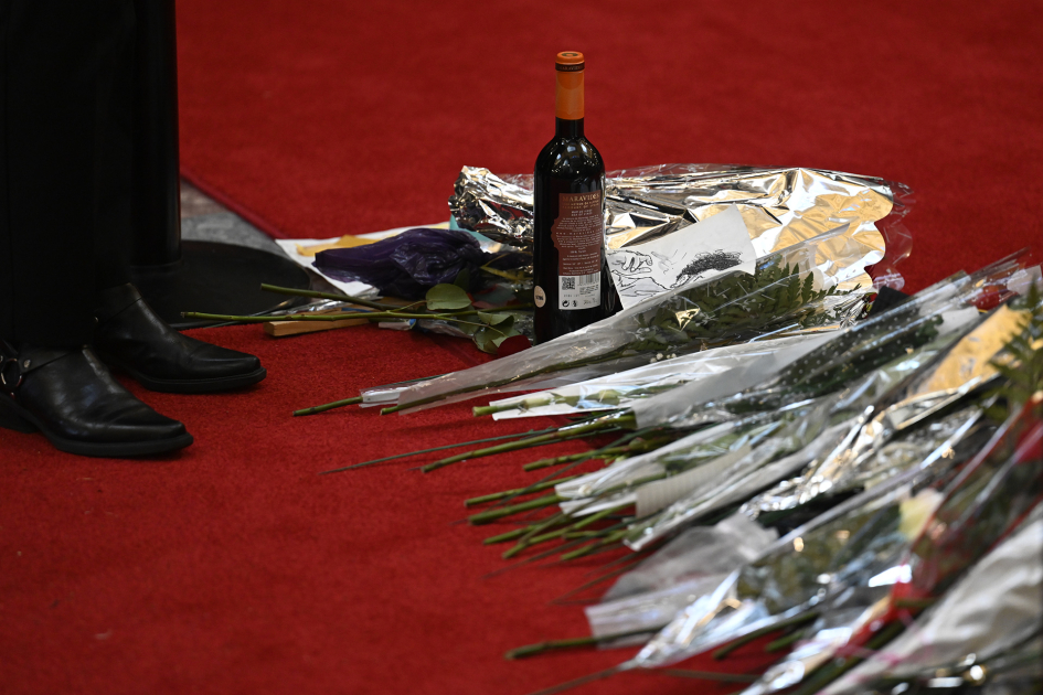 Ofrendas florales en el piso