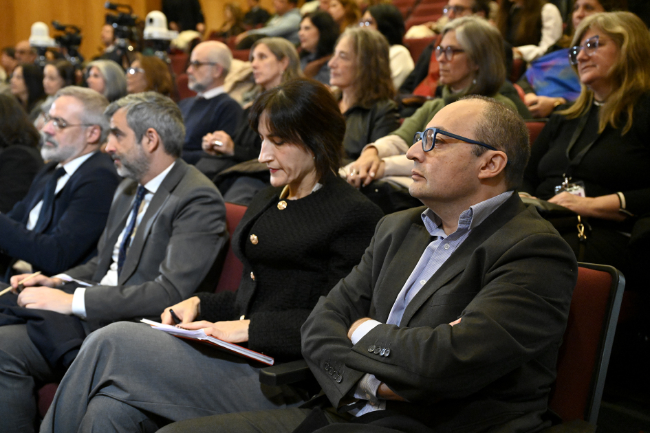 Personas sentadas escuchando conferencia
