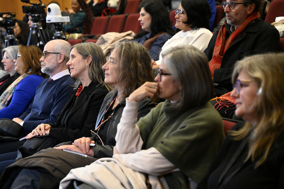 Personas sentadas escuchando conferencia