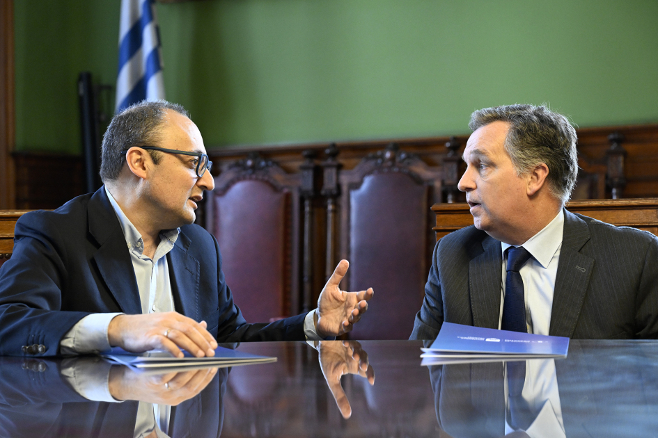 Director General, Carlos Varela Ubal y decano de la Facultad de Derecho, Gonzalo Lorenzo.