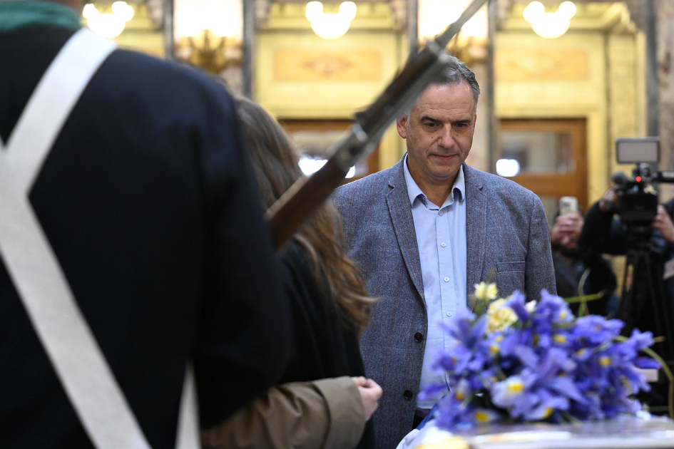 Presidente de la República, Yamandú Orsi, delante del féretro
