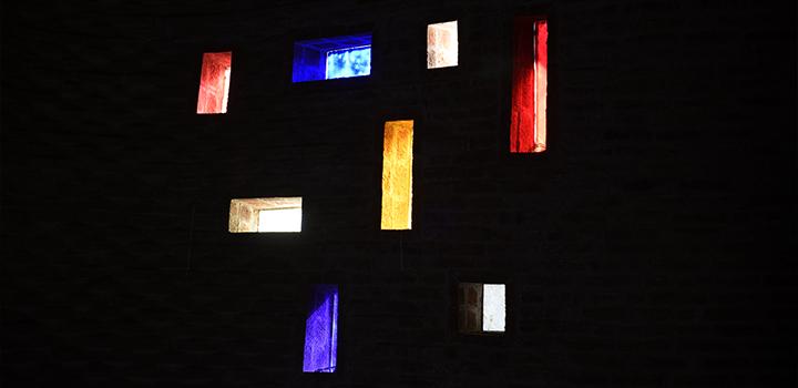 Parte de la Iglesia Cristo Obrero. Entrada de luces con bloques de colores