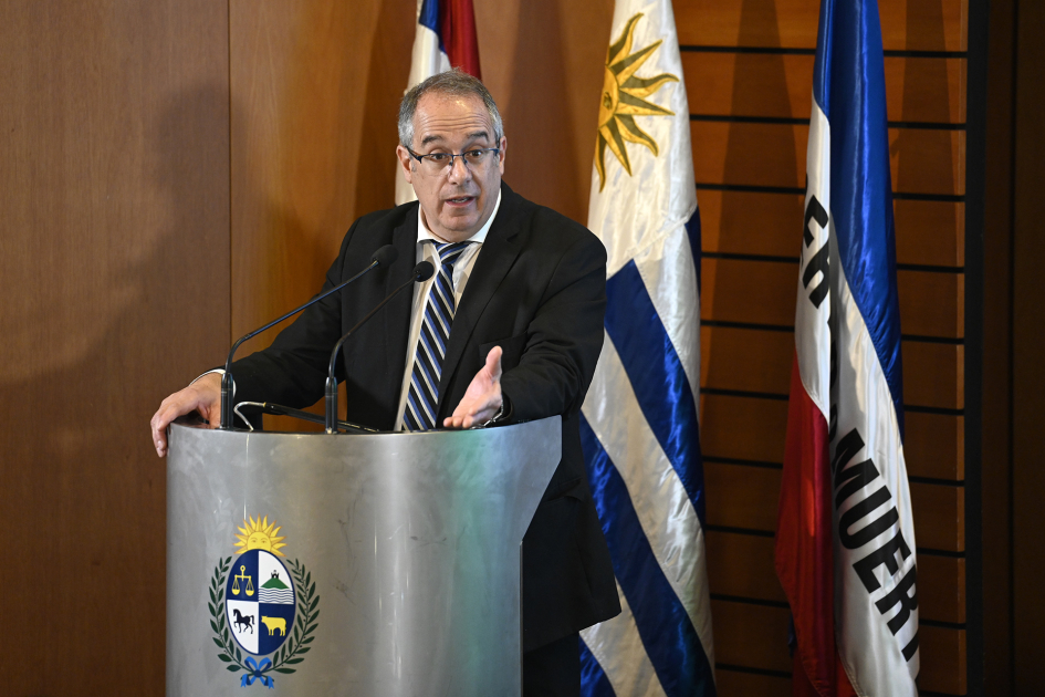 Ministro Mahía habla en público