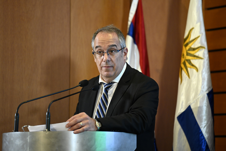 Ministro Mahía habla en público