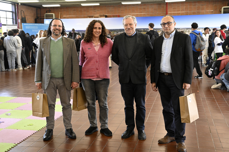 Autoridades posan para la foto protocolar