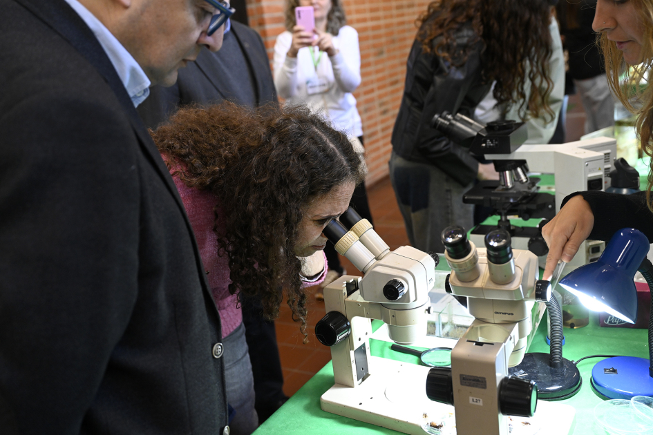 Presidenta de Ceibal, Fiorella Haim, observando un microscopio.