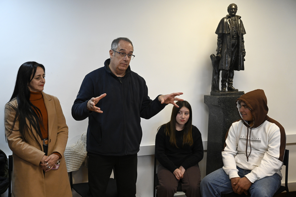 Ministro Mahía hablando con jóvenes