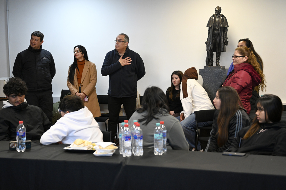 Ministro Mahía hablando con jóvenes