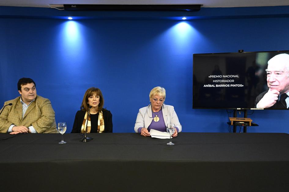 Presentación del Premio Nacional Historiador Aníbal Barrios Pintos.