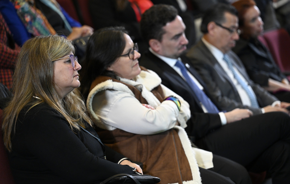 Autoridades del MEC sentadas durante inauguración