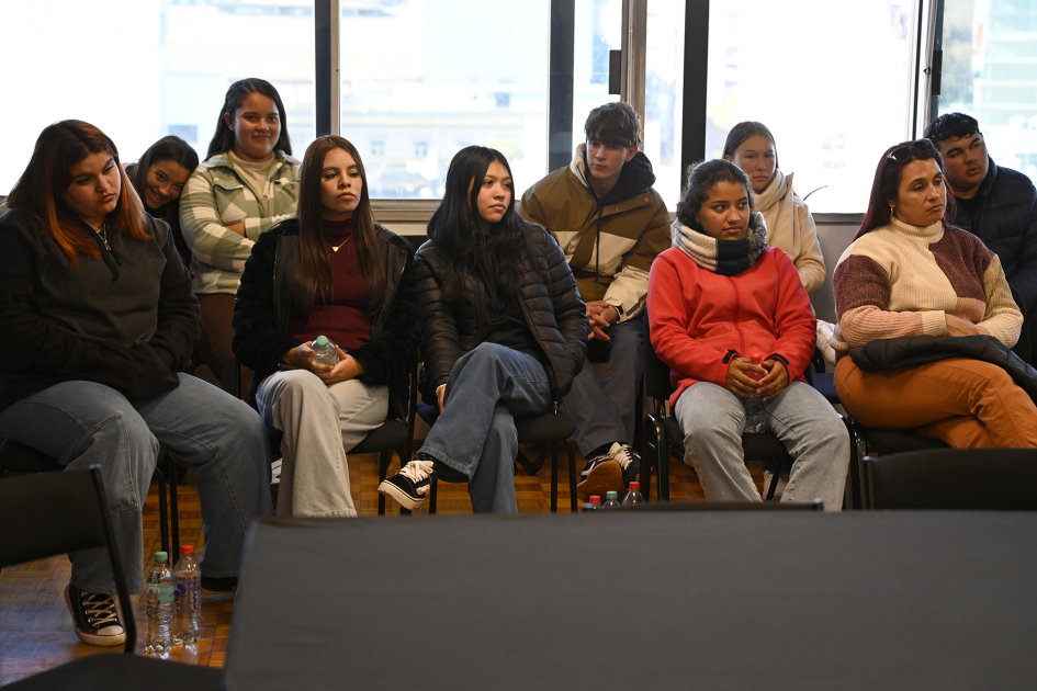 Jóvenes en la sala de actos del MEC