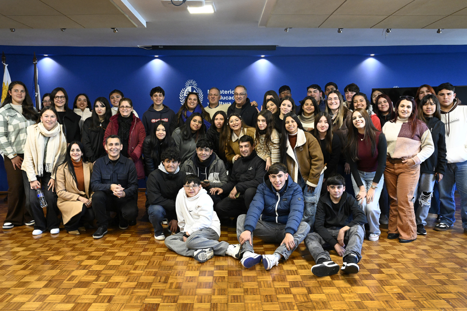 Jóvenes y autoridades posan para foto