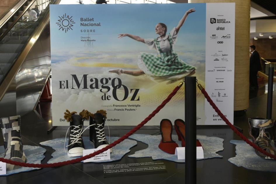 Banner de El Mago de Oz y los zapatos de los protagonistas