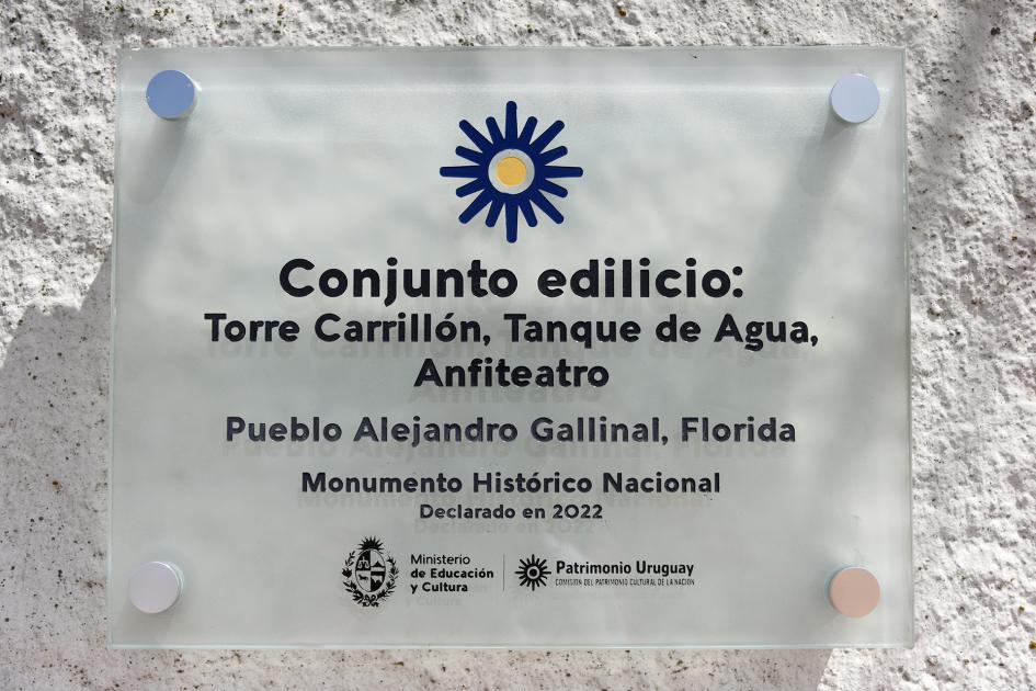 Placa en el edificio.