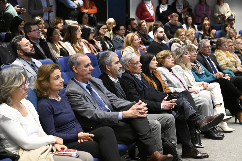 Autoridades de ANEP e Ineed sentados en primera fila presenciando la conferencia